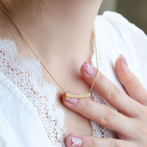 Collar Minimalista Impermeable y Antideslustre con Rayas Minimalistas de Acero Inoxidable 316 Chapado en Oro de 14k y 18k para Mujer - Product Image 3