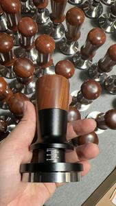 Tamper calibré Mew Design avec 2 ressorts 51 53.3 58.5mm pour porte-filtre avec base en acier inoxydable 304 et manche en bois - Product Image 4