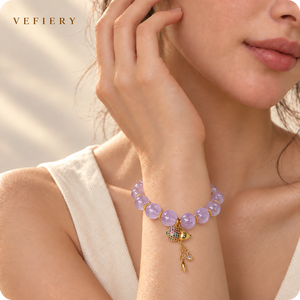Pulsera de cuentas redondas de amatista lavanda con dije decorativo en tono dorado - Product Image 2