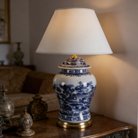 Lampe de table en porcelaine bleue et blanche d'inspiration vintage, style jarre de temple, avec abat-jour en lin plissé, 80 cm de haut