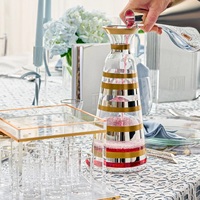 Carafe à vin en acrylique rayée or et argent sur mesure avec bouchon doré |   Carafe à eau et à liqueur conique en lucite