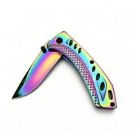 Couteau de poche pliant tout acier finition titane arc-en-ciel ; Construction en acier inoxydable ; Convient pour le camping et l'EDC en plein air.