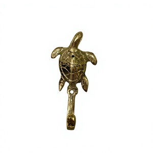 Meilleure Vente en Indonésie : Sculpture Bouddhiste en Laiton Doré avec Motifs Floraux Intricats et Corps Gravé – Objet de Collection - Product Image 2