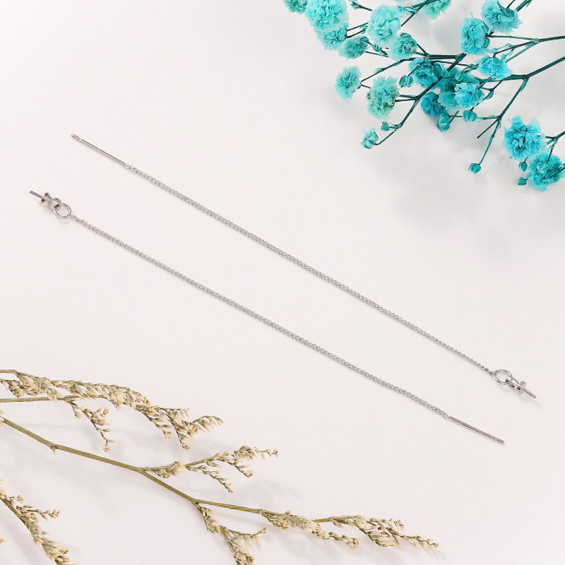 Pendientes de oro blanco con ojo de oveja y detalles de cadena densa