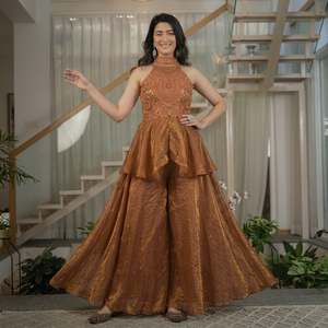 Robe de soirée élégante pour femme, coupe fourreau, col halter, avec broderie perlée et broderie à la main, en satin orange, longueur ras du sol, sans manches - Product Image 1