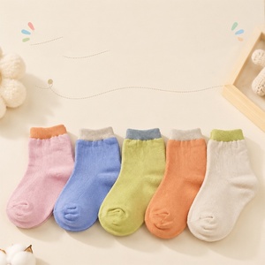 Chaussettes mi-mollet unisexes en coton à blocs de couleur, douces et élastiques, style assorti toutes saisons pour enfants et bébés de 3 à 8 ans - Product Image 6