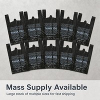 Sacs d'emballage en plastique noir opaques avec impression de logo blanc personnalisé et nom de marque pour la vente en gros aux détaillants de magasins de proximité