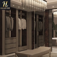 Armoire de luxe noire brillante avec portes vitrées et éclairage LED pour chambre et dressing