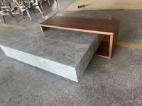 Table basse de salon convertible moderne avec cadre en marbre italien gris et détails en placage de noyer Canaletto