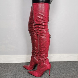 รองเท้าบูทหุ้มข้อสูงลายงูหลามสีแดงกุหลาบ ปลายแหลม ซิปหลังครึ่งตัว ส้นบาง ไซส์ใหญ่พิเศษ 47 สำหรับผู้หญิง - Product Image 4