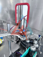 Machine de pressage automatique pneumatique haute vitesse pour le remplissage d'huiles, gaz et aérosols dans les bouteilles et les bombes aérosols cosmétiques et chimiques