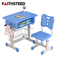 Ensemble bureau et chaise pour écoliers avec fente pour crayons, panier métallique et base en forme de I pour une utilisation en classe