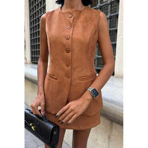 Conjunto de Chaleco y Minifalda de Gamuza Sobe para Mujer, Sin Mangas, Estilo Normcore, Minimalista, Ecológico, Color Camel, Forrado, 9998 - Product Image 5