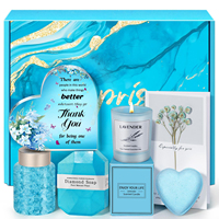 Cadeau idéal pour les demoiselles d'honneur, la fête des mères et les cadeaux de remerciement : coffret cadeau spa lavande avec tasse en céramique et bougie parfumée.