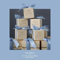 Boîte d'emballage carrée en kraft beige pour bonbons, avec logo doré estampé à chaud, ruban et nœud, cadeau pour invités de mariage, chocolat, pelliculage mat, vente en gros