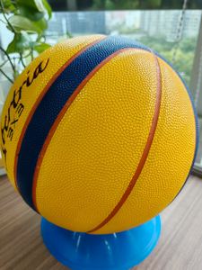 Ballon de basket personnalisé pour l'intérieur et l'extérieur, fourni par l'usine, en PU hygroscopique avec votre logo - Product Image 4