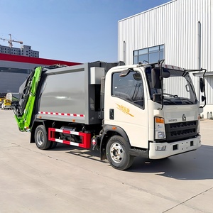 Camion à ordures compacteur HOWO 4x2 à chargement arrière de 7 mètres cubes, camion de transport de déchets diesel manuel - Product Image 1