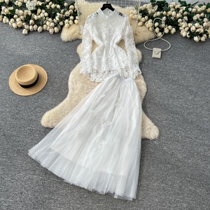 Tenue d'automne <span class=keywords><strong>haut</strong></span> de gamme pour <span class=keywords><strong>femme</strong></span> avec <span class=keywords><strong>haut</strong></span> en dentelle crochet cintrée à la taille + jupe en résille taille haute - Product Image 2