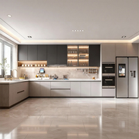 Mobili da Cucina Bianchi Senza Maniglie, Pannelli Lisci in Rovere Caldo, Mensole Aperte, Paraschizzi in Marmo, Elettrodomestici Integrati, Cucina Moderna