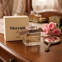Parfum pour femmes, flacon carré en verre transparent, biseauté, avec bande dorée et argentée, capuchon facetté, ruban rose, longue tenue