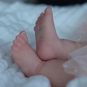 Muñeca Reborn de 18 Pulgadas, Cuerpo Completo de Silicona Suave, Boca Abierta, Recién Nacida, Realista, Bebé Dormida, Niña de Ensueño con Diadema de Lazo - Product Image 4