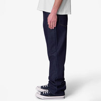 Jeans Rectos de Lavado Índigo Azul Oscuro para Hombre, Corte Ajustado, Costuras en Contraste, Botones Personalizados, Remaches, Parches de Cuero