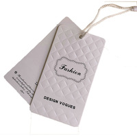 Étiquettes de vêtements en papier écologique épais en gros étiquettes de balançoire de vêtement étiquettes de estampage à chaud de forme personnalisée