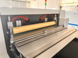 Machine automatique de découpe et de rainurage de papier en rouleau pour coupelles à glace, gobelets à café et à glace, avec moteur à engrenages et roulement central - Product Image 5