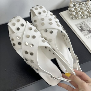 Sandales d'été pour femmes de haute qualité, style décontracté et plat, idéales pour les vacances, avec rivets, respirantes, à talon bas, pour la saison printanière - Product Image 3