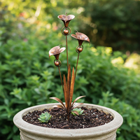 Carillon éolien Oniya vintage en cuivre avec trois lys calla en acier, design unique, son apaisant pour la décoration artistique de jardin