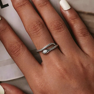 Anello a Serpente Q382 in Oro Massiccio 18K con Diamante Rotondo Brillante, Montatura a Griffe, Gioiello Unisex per Uso Quotidiano - Product Image 4