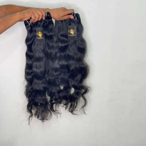 Vente en gros de cheveux vierges indiens bruts, faisceaux de cheveux humains droits, faisceaux de cheveux bouclés indiens - Product Image 2