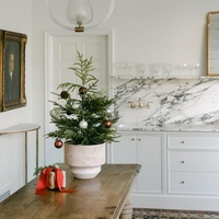 Realistischer Moderner Stehender Künstlicher Weihnachtsbaum Kiefer mit Schnee-Effekt Ornamente Festliche Heimdekoration