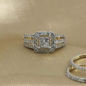 Conjunto de Anillos de Boda con Diamantes Ornaatis, Oro Amarillo de 14k, Corte Princesa, Halo, Joyería de Compromiso y Boda para Mujer, Diseño Geométrico - Product Image 4