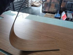 Suelo SPC de Núcleo Rígido de 7mm y 8mm con Acabado de Nogal y Superficie de Cristal, Resistente al Agua, Duradero, de Lujo, con Sistema de Clic - Product Image 2