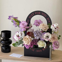 Panier à fleurs en carton noir mat découpé avec poignée ronde, impression « Just For You », ruban rose transparent, nœud, boîte pour bouquet de roses