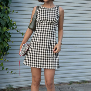 เดรสยาวปานกลางลายสก็อตแบบไม่มีแขน คาดเข็มขัดที่เอวเพื่อให้ดูเพรียวบางและมีสไตล์เหมาะกับชุดทำงาน - Product Image 3