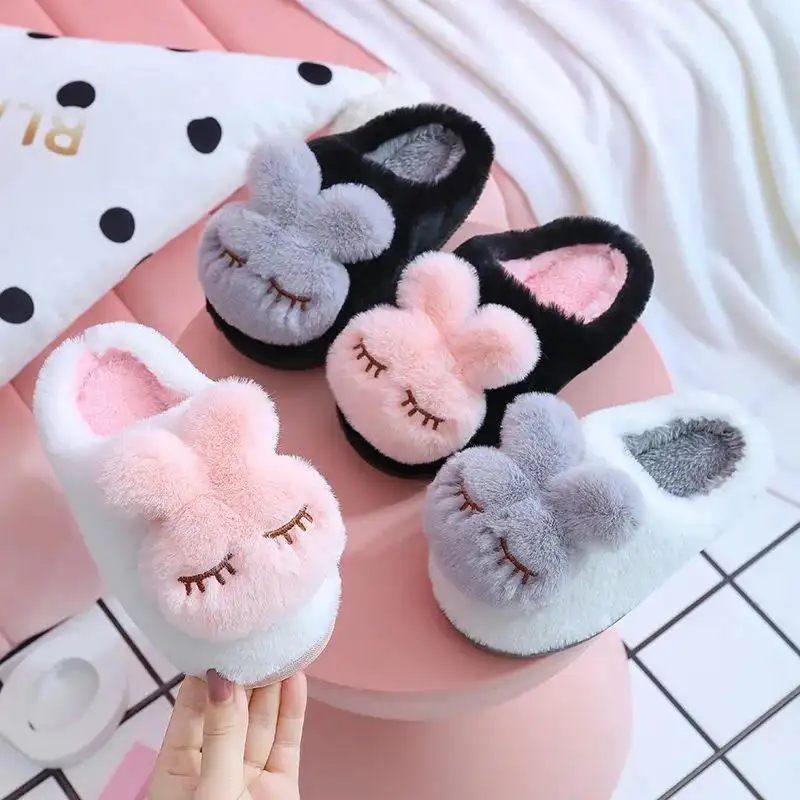 Vente en gros de pantoufles mode antidérapantes unisexes chaudes et mignonnes style animal en forme de lapin pour l'hiver à l'intérieur de la maison