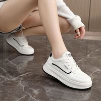 Baskets compensées imperméables en cuir blanc pour femme avec détails de surpiqûres rouges, semelle épaisse absorbant les chocs, chaussures décontractées d'extérieur