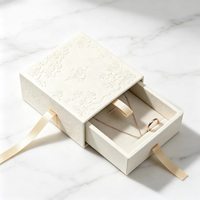 Caja de Joyería de Lujo Personalizada con Cajón Deslizante, Diseño Floral en Relieve y Cinta para Colgar, para Empaque de Regalo de Collares y Pulseras