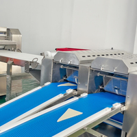 Ligne de production de croissants entièrement automatique de haute précision, machine à former les croissants pour pâte laminée