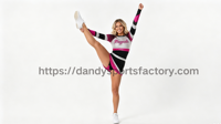Uniforme de cheerleading personnalisé noir avec strass, haut à manches longues avec inserts en mesh et jupe avec logo de l'équipe royale pour la compétition