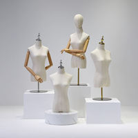 Maniquí de Mujer para Alta Costura, Torso Cubierto de Lino, con Base Dorada y Brazos de Madera, para Exhibición en Vitrinas
