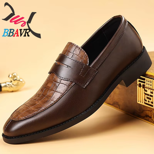 Zapatos de PU para Hombre, Nuevos, Formales de Negocios, Casuales, Sin Cordones, Estilo Británico Coreano, Punta Puntiaguda, Talla Grande, con Rayas y Plataforma - Product Image 1