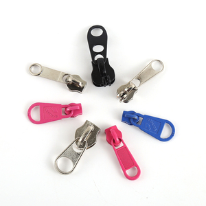 Design personnalisé personnalisé en relief nom Logo <span class=keywords><strong>fantaisie</strong></span> <span class=keywords><strong>fermeture</strong></span> <span class=keywords><strong>éclair</strong></span> tire <span class=keywords><strong>pour</strong></span> sac à main décoratif doux noir sac chaussures - Product Image 1