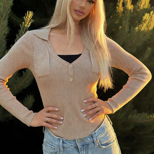 Suéter de punto con cuello en V y efecto de dos piezas para mujer, top corto de manga larga ajustado en beige con apariencia de capas - Product Image 3