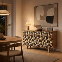 Buffet en bois massif design avec motif géométrique multicolore sur la porte, surface laquée pour les intérieurs d'hôtels et de maisons
