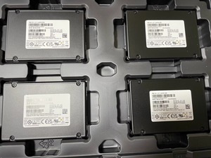 ฮอร์นก์ ชิง ซีรีส์ PM1743 ของเอ็นเตอร์ไพรส์เซิร์ฟเวอร์ โซลิดสเตทไดรฟ์ MZWLO15THBLA-00A07 ความจุ 15.36 ทีเบต ยู.2 อินเทอร์เฟซ 2.5 นิ้ว SSD - Product Image 3