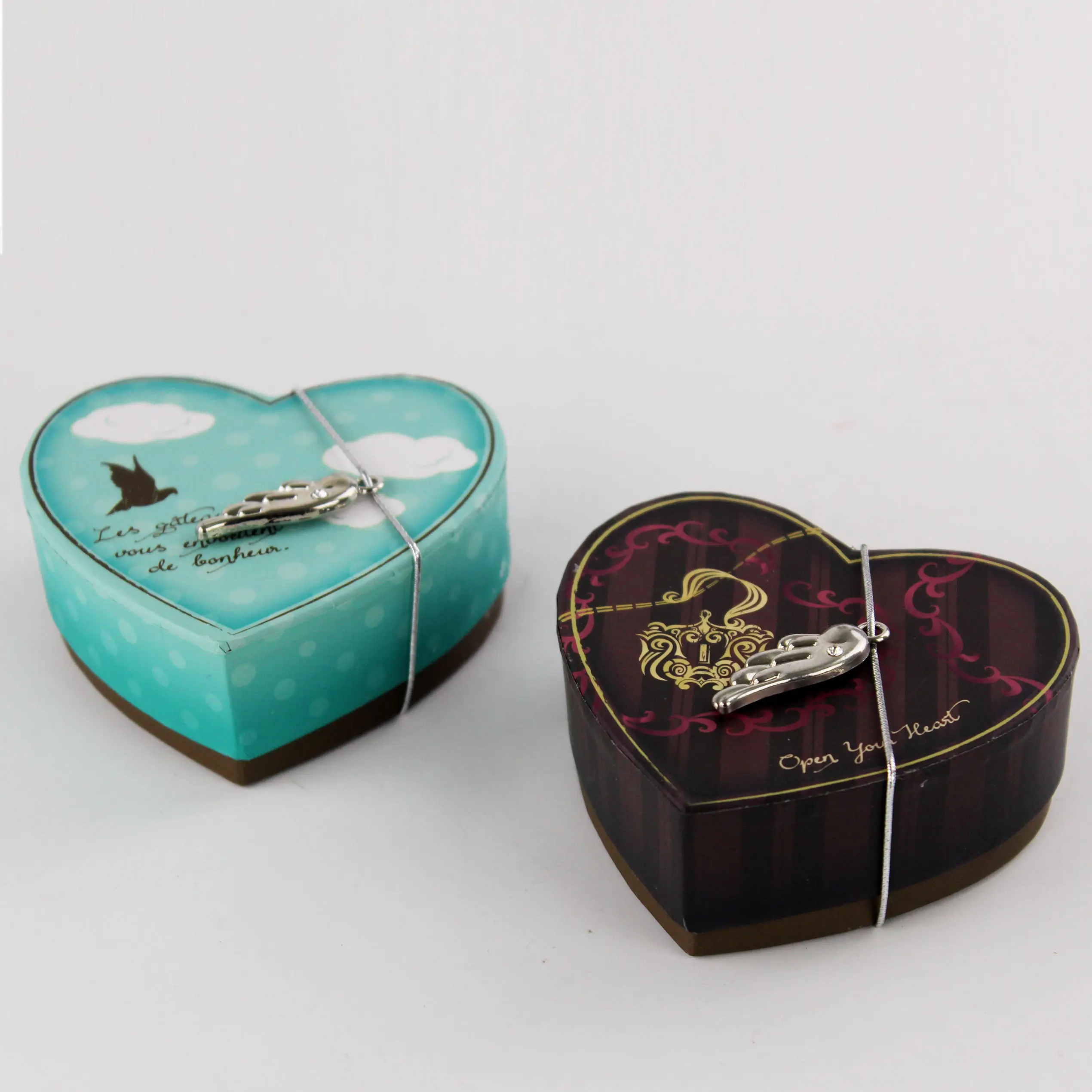 Caja de embalaje de cartón con forma de corazón para dulces, con piezas de Metal para boda