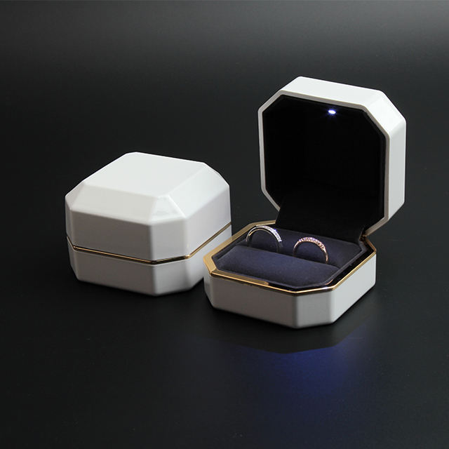 แหวนสีขาว